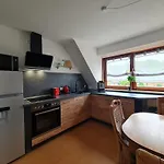Grosse 4-personen-wohnung Mit 3 Schlafzimmern & Parkplatz Ruhig Gelegen *