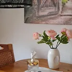 Grosse 4-personen-wohnung Mit 3 Schlafzimmern & Parkplatz Ruhig Gelegen *