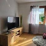 Grosse 4-personen-wohnung Mit 3 Schlafzimmern & Parkplatz Ruhig Gelegen *