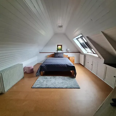 Grosse 4-personen-wohnung Mit 3 Schlafzimmern & Parkplatz Ruhig Gelegen Appartement *