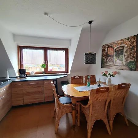 Grosse 4-personen-wohnung Mit 3 Schlafzimmern & Parkplatz Ruhig Gelegen Апартаменты