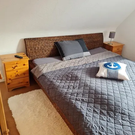 Grosse 4-personen-wohnung Mit 3 Schlafzimmern & Parkplatz Ruhig Gelegen Apartament